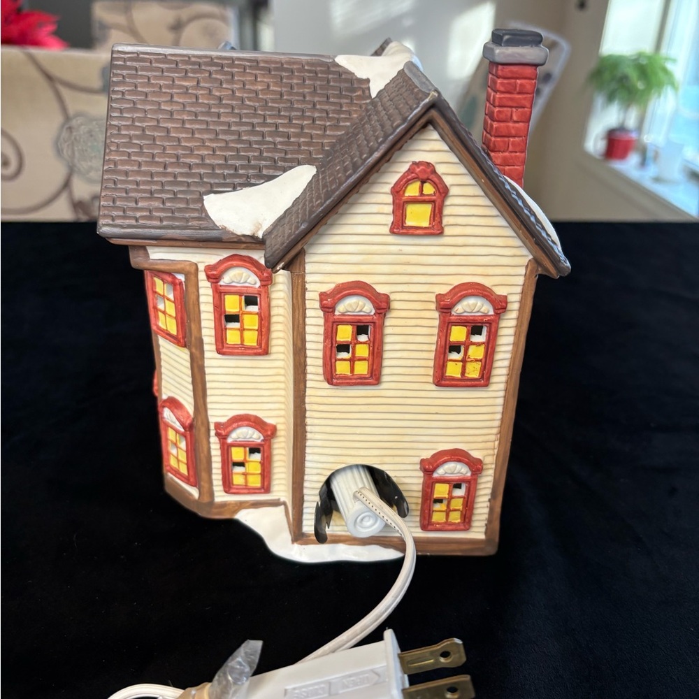 1996 Dickens collectible Victorian series porcelain lighted  house - Picture 5 of 10